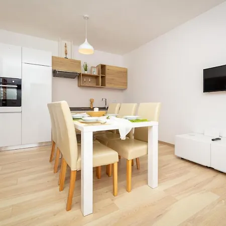 Al Pino Blue Holiday home Premantura